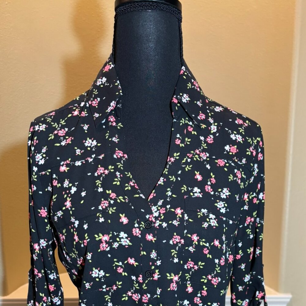 NWT Express Black Pink Floral Button Down V-Neck Shirt Size XS - Picture 2 of 9